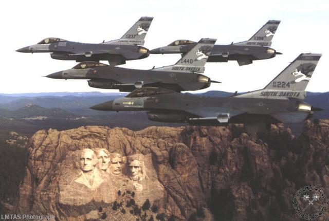 1972年,通用动力yf-16在与麦道yf-17的adf(先进白天战斗机)